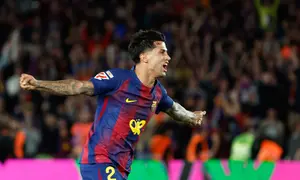 Joao Cancelo dari Barcelona merayakan kemenangan setelah memenangkan pertandingan sepak bola Liga Spanyol antara FC Barcelona dan Real Madrid yang membuat mereka menjadi juara liga Spanyol di Barcelona, Spanyol, Minggu, 10 Mei 2026. (Foto AP/Joan Monfort)