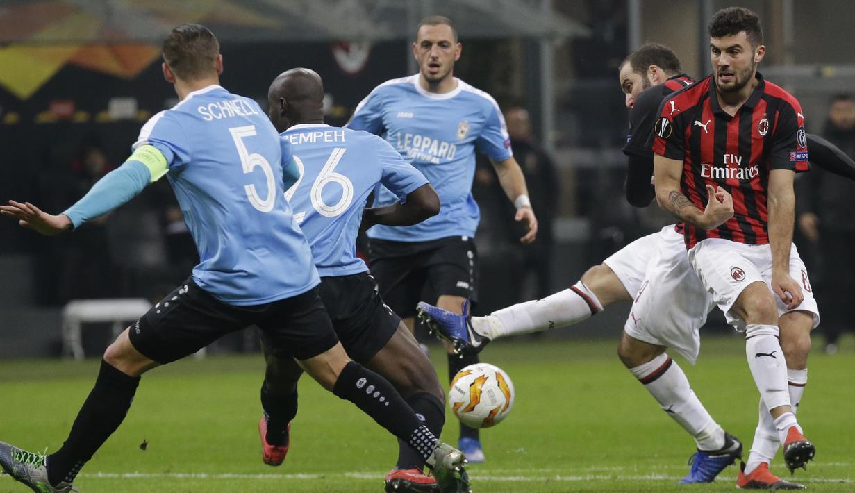 Striker AC Milan, Gonzalo Higuain, melepaskan tendangan ke gawang F91 Dudelange pada laga Liga Europa di Stadion San Siro, Kamis (29/11). AC Milan menang 5-2 atas F91 Dudelange. (AP/Luca Bruno)