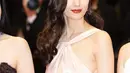 Jessica juga meminta Krystal memperhatikan gaya rambutnya saat tampil di Cannes. Tampilan female-fatale ala Krystal semakin memikat dengan tatanan rambut yang dibiarkan tergerai bergelombang. Foto: Instagram.