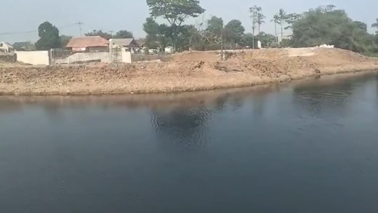 Pilu Warga Karawang Tak Bisa Mandi hingga Cuci Beras karena Air Bendungan Tercemar Limbah, Warna Berubah Hitam Pekat dan Berbau