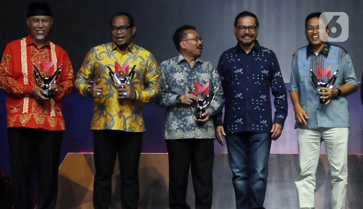 CEO Kapanlagi Youniverse (KLY) Steve Christian (kedua kanan) foto bersama peraih penghargaan Merdeka Award 2023 kategori Program Desa Wisata di SCTV Tower, Jakarta, Rabu (30/8/2023). (merdeka.com/Imam Buhori)