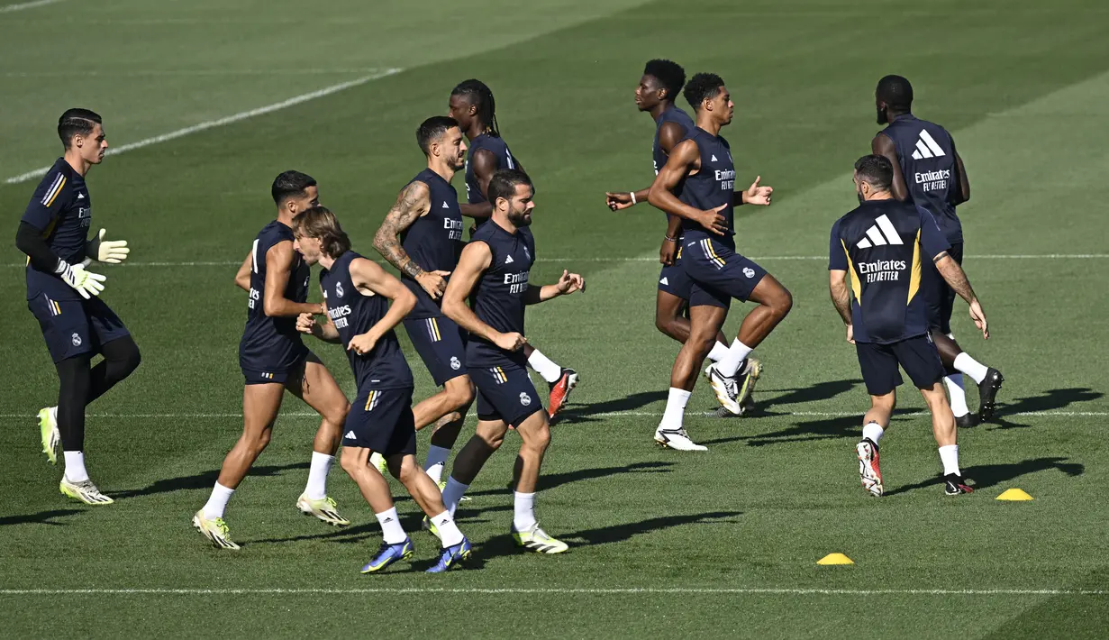 Saat ini, Real Madrid masih kukuh di puncak klasemen LaLiga 2023/2024 dengan mengumpulkan 6 poin dari dua laga. (JAVIER SORIANO / AFP)