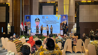 Menteri Hukum Supratman Andi Agtas saat menyerahkan penghargaan kepada Gubernur DIY Sri Sultan Hamengku Buwono X saat peresmian 438 Posbakum di kelurahan/desa se-DIY. (Liputan6.com/Kukuh Setyono)