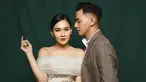 Meski kini sudah dikaruniai seorang anak, Nella Kharisma dan Dory Harsa tetap terlihat mesra. Dalam pemotretan terlihat elegan dan serasi. Nella tampil anggun dengan gaun berwarna nude. Sementara Dory Harsa tampak mengenakan setekan jas abu-abu. (Liputan6.com/IG/@faralljibrill)