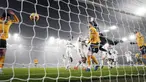 Kiper Manchester United, Andre Onana gagal menghalau bola tendangan pojok pemain Wolves, Matheus Cunha yang berbuah menjadi gol pada laga lanjutan Liga Inggris 2024/2025 yang berlangsung di Molineux Stadium, Wolverhampton, Inggris, Jumat (27/12/2024) WIB. (AP Photo/PA/David Davies)