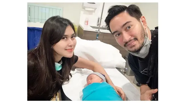 7 Potret Syahnaz dan Jeje Govinda Asuh Anak Kembarnya, Kompak Banget