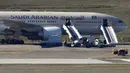 Pesawat Saudi Arabian Airlines penerbangan SVA 226 terisolasi di landasan setelah penumpang dan kru dievakuasi menyusul ancaman bom, di bandara Barajas di Madrid, Spanyol, Kamis (4/2/2016). (REUTERS/Sergio Perez)