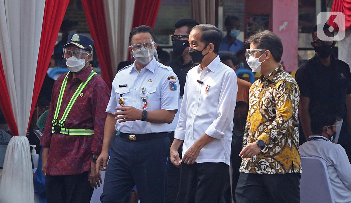 Presiden Joko Widodo (kedua kanan) bersama Menkes Budi Gunadi Sadikin (kanan) serta Menhub Budi Karya Sumadi (kiri) dan Gubernur DKI Jakarta Anies Baswedan meninjau vaksinasi COVID-19 massal pelaku transportasi di Terminal Kampung Rambutan, Jakarta, Kamis (10/6/2021). (Liputan6.com/Herman Zakharia)