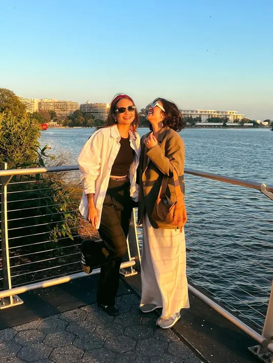 Dengan outfit yang ia kenakan, Febby Rastanty sudah bak warga lokal seperti sahabatnya, Enzy Storia [@febbyrastanty]