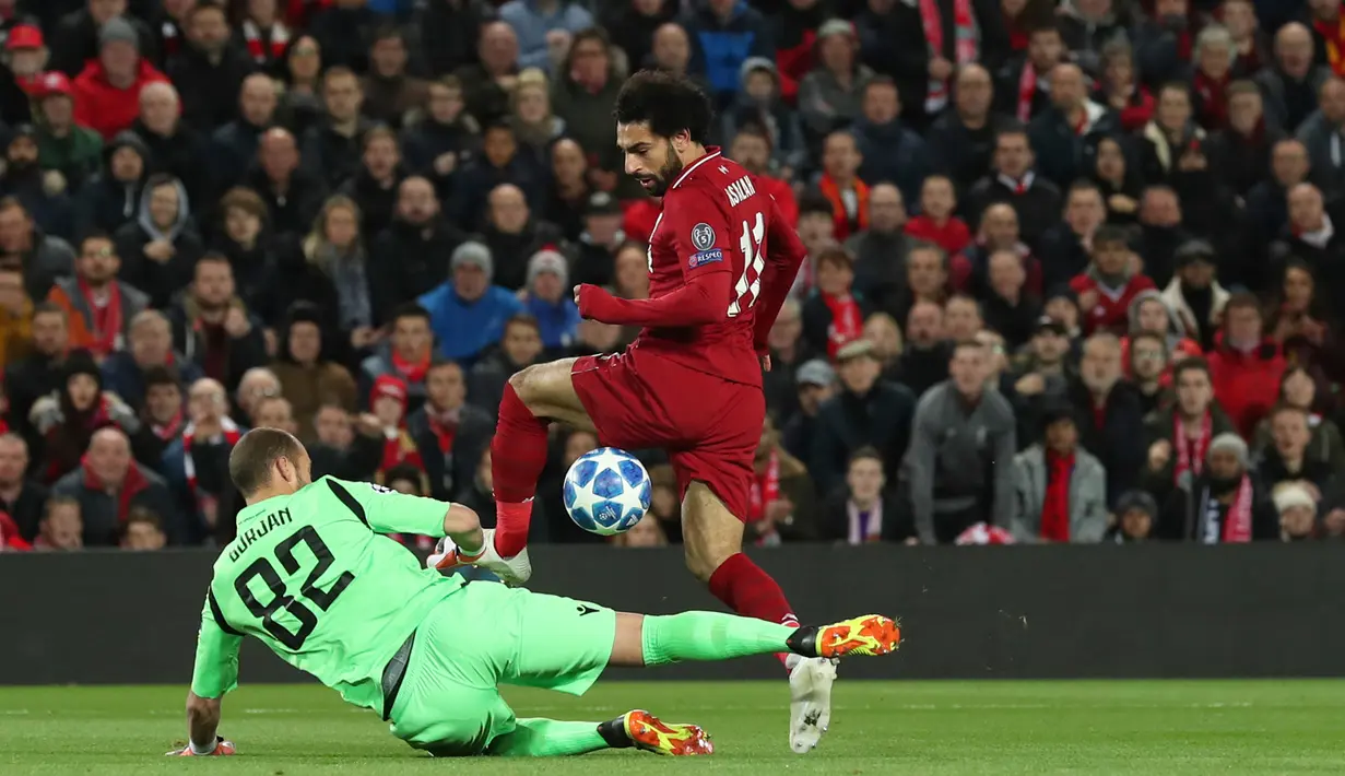 Striker Liverpool, Mohamed Salah berusaha melewati kiper Red Star Belgrade Milan Borjan selama pertandingan grup C Liga Champions di stadion Anfield, Inggris (24/10). Salah mencetak dua gol dan mengantar Liverpool menang 4-0. (AP Photo/Jon Super)