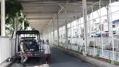 Personel Satpol PP berjaga di bawah skybridge Tanah Abang, Jakarta, Selasa (8/1). Penjagaan tersebut dilakukan untuk mencegah PKL yang berjualan di sekitar Stasiun Tanah Abang. (Liputan6.com/Immanuel Antonius)
