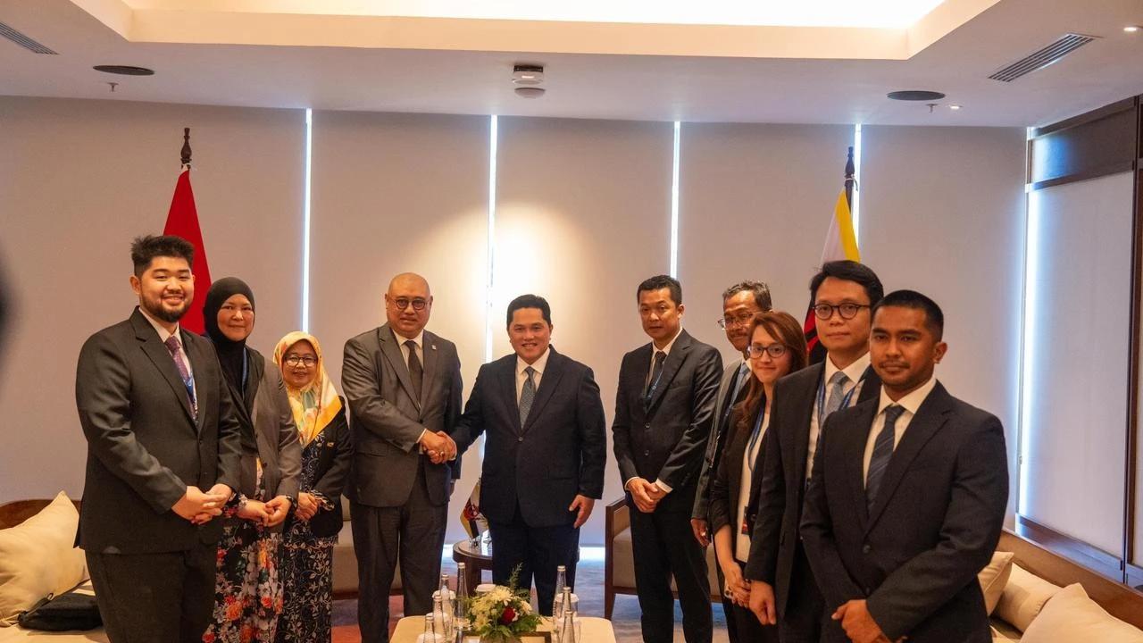 Menteri Pemuda dan Olahraga Erick Thohir saat pertemuan bilateral dengan Menteri Kebudayaan, Pemuda dan Olahraga Brunei Darussalam, Dato Nazmi Mohamad