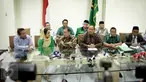 Ketua Umum DPP Partai Persatuan Pembangunan (PPP) Djan Faridz bersama jajarannya memberikan keterangan pers terkait pemecatan Lulung di Kantor DPP PPP, Jakarta, Senin (13/3). (Liputan6.com/Faizal Fanani)