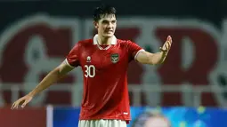 Elkan Baggott benar-benar menjadi benteng kukuh di pertahanan Timnas Indonesia. Selain mampu tampil disiplin, postur tubuh Elkan yang menjulang membuat penyerang Curacao kerepotan dalam duel udara. (Bola.com/M Iqbal Ichsan)