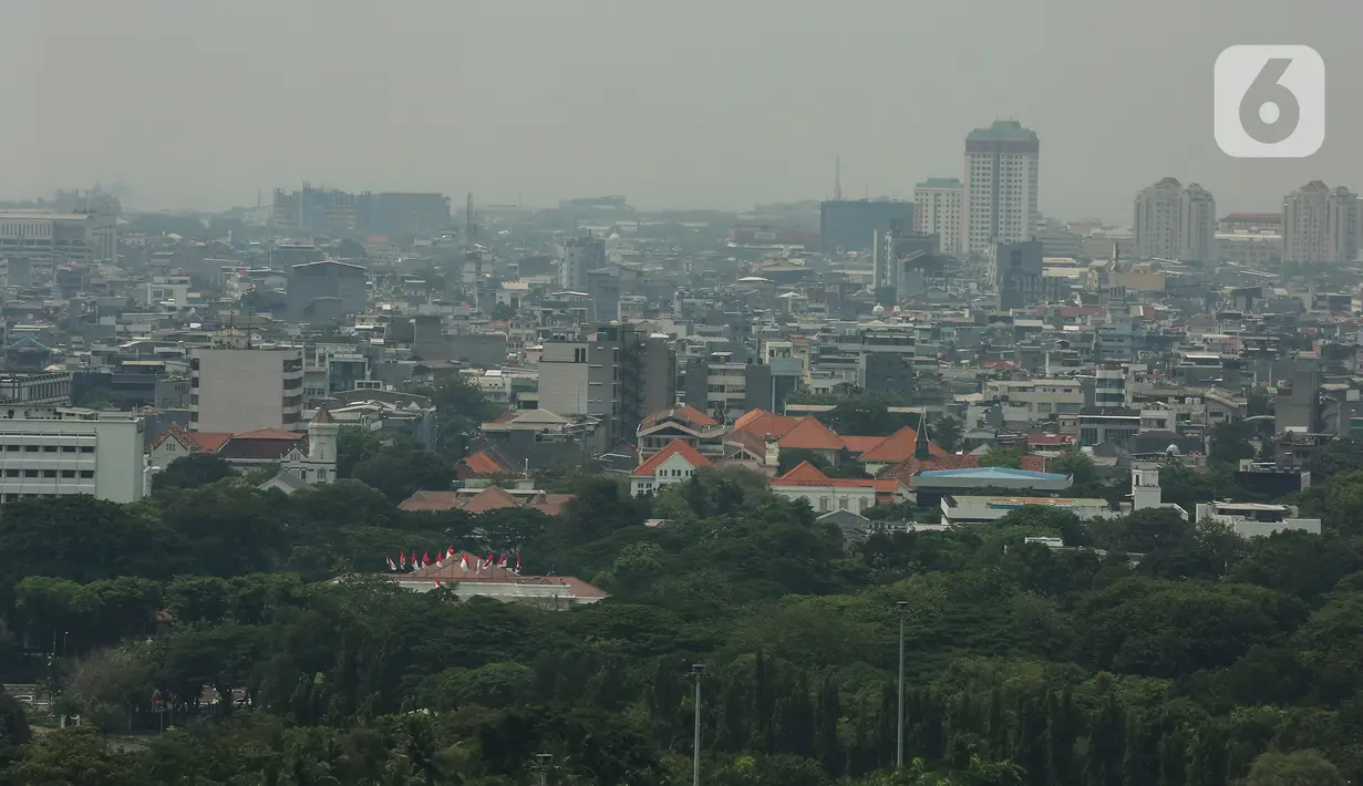 Lanskap gedung pencakar langit diambil dari kawasan Jakarta Pusat, Senin (26/9/2022). Pada Rabu (22/6), DKI menjadi yang terburuk di dunia dengan skor 163 alias tidak sehat. Di bawahnya, ada Beijing (159) dan Dhaka (157). (Liputan6.com/Johan Tallo)