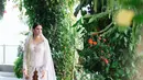 Kebaya Hana hadir dengan detail material brokat dan kerah sabrina.  [Foto: IG/@thepotomoto].