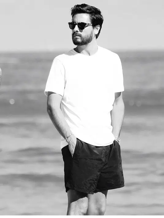 Potret hitam-putih Scott Disick ini sama sekali nggak memudarkan pesonanya. Pantas saja Sofia Richie nempel terus! (instagram/letthelordbewithyou)