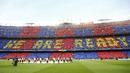 Suporter Barcelona menyiapkan atraksi di  Nou Camp jelang laga semifinal melawan Bayern Muenchen. (Reuters/Kai Pfaffenbach)
