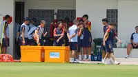 Para pemain dan ofisial Timnas Spanyol U-17 menjelang sesi latihan di Lapangan Sriwaru, Kecamatan Laweyan, Kota Solo, Rabu (8/11/2023). (Bola.com/Radifa Arsa)