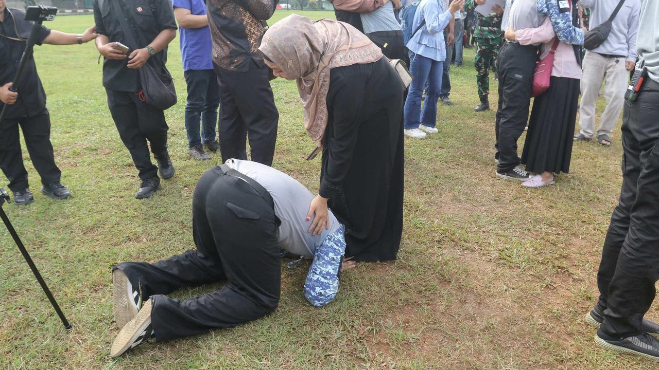 Pelajar 'Lulus' Pendidikan Barak Militer Dedi Mulyadi Langsung Sujud di Kaki Ibu