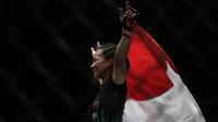 Petarung MMA asal Indonesia, Priscilla Lumban Gaol, merayakan kemenangan pada laga ONE Championships: Dawn of Valor di Istora Senayan, Jakarta, Jumat (25/10). Priscilla menang atas Bozhena. (Bola.com/Yoppy Renato)