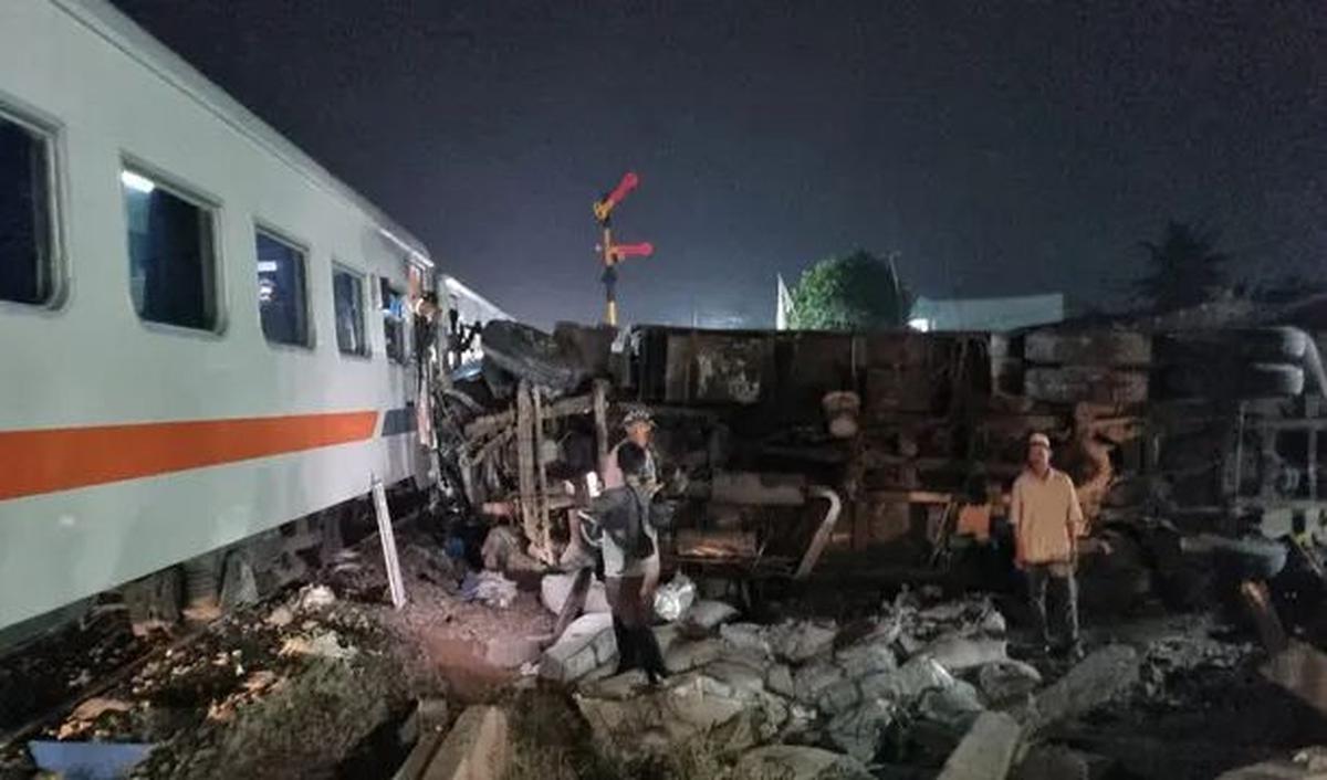"<i>Diduga, sebelum tiba di tempat kejadian perkara truk tronton itu mengalami mati mesin di perlintasan kereta api itu</i>,"
