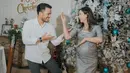 Di momen Natal pertama mereka sebagai pasangan suami istri, Jessica Mila dan Yakup Hasibuan kompak kenakan outfit nuansa abu-abu. [@yakubhasibuan]