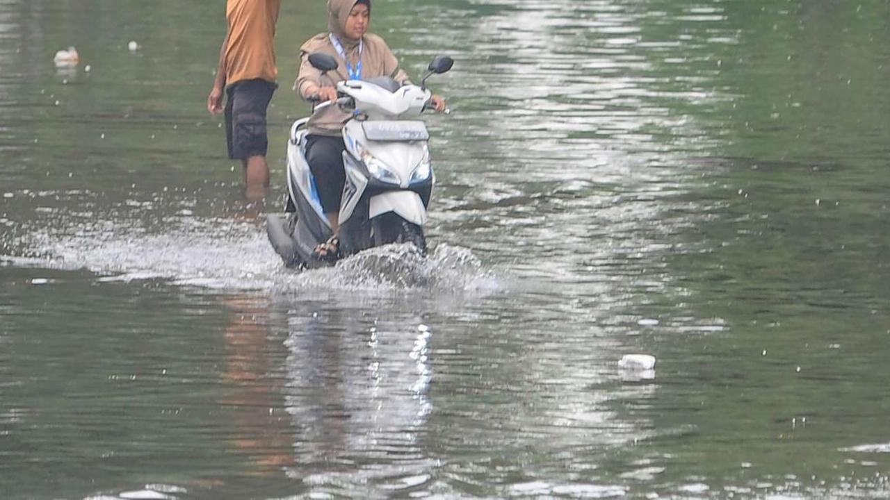Mobil mewah mogok saat banjir rob di Muara Angke