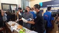 BNNP Sumsel menunjukkan barang bukti narkoba seberat 3,5 Kg, yang diamankan dari tangan anggota jaringan narkoba antarprovinsi (Liputan6.com / Nefri Inge)