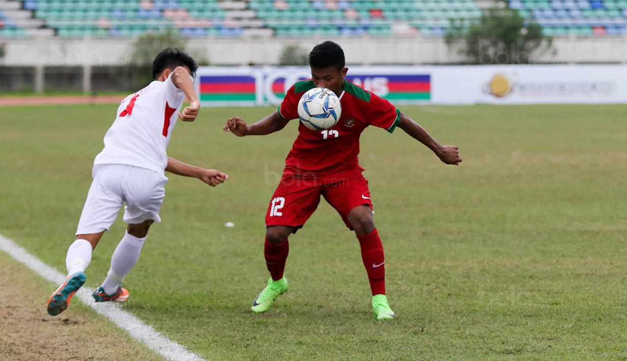 Pemain Timnas Indonesia U-19, Nurhidayat Haris, saat pertandingan melawan Vietnam pada laga AFF U-18  di Stadion Thuwunna, Yangon, Senin (11/9/2017). Indonesia tertinggal 2-0 di babak pertama dari Vietnam. (Liputan6.com/Yoppy Renato)