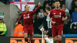 Bek Liverpool, Virgil van Dijk (kiri) berselebrasi usai mencetak gol ke gawang Newcastle United pada pertandingan lanjutan Liga Inggris di St James 'Park (4/5/2019). Liverpool menang tipis atas Newcastle 3-2. (Owen Humphreys/PA via AP)