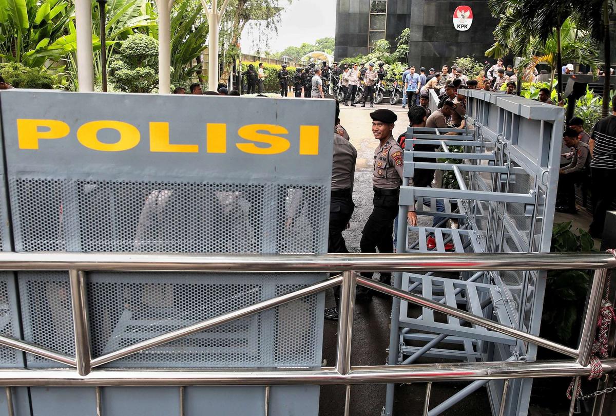 Gedung KPK Dijaga Ketat Polisi Bersenjata Saat Hasto Kristiyanto Diperiksa