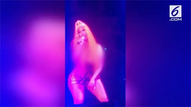 Beredar rekaman video saat Nicki Minaj memperbaiki busananya yang melorot diatas panggung.
