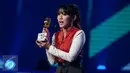Penyanyi dangdut Via Vallen meraih penghargaan dari ajang SCTV Music Awards 2017 di Studio 6 Emtek City, Jakarta Barat, Selasa (16/5). Via Vallen menerima trofi untuk kategori Penyanyi Dangdut Paling Ngetop 2017. (Liputan6.com/Gempur M Surya)