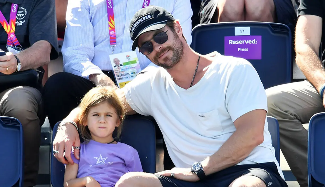 Sayang anak banget, Chris Hemsworth miliki banyak momen spesial bersama dengan putrinya. (REX/Shutterstock/HollywoodLife)