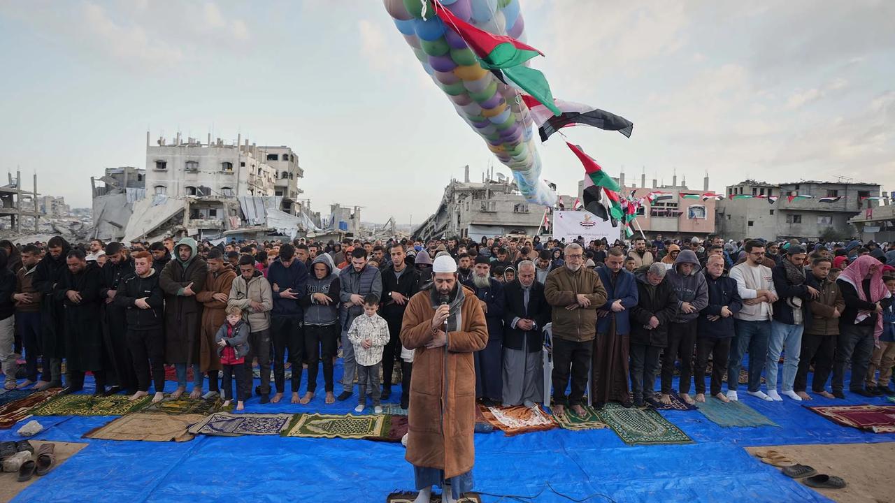 FOTO: Salat Idul Fitri di Tengah Reruntuhan Gaza