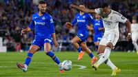 Pemain Real Madrid, Kylian Mbappe, melepaskan tembakan melewati pemain Getafe, Domingos Duarte, dalam pertandingan La Liga antara Getafe dan Real Madrid di Getafe, Spanyol, Minggu, 19 Oktober 2025. (AP Photo/Manu Fernandez)