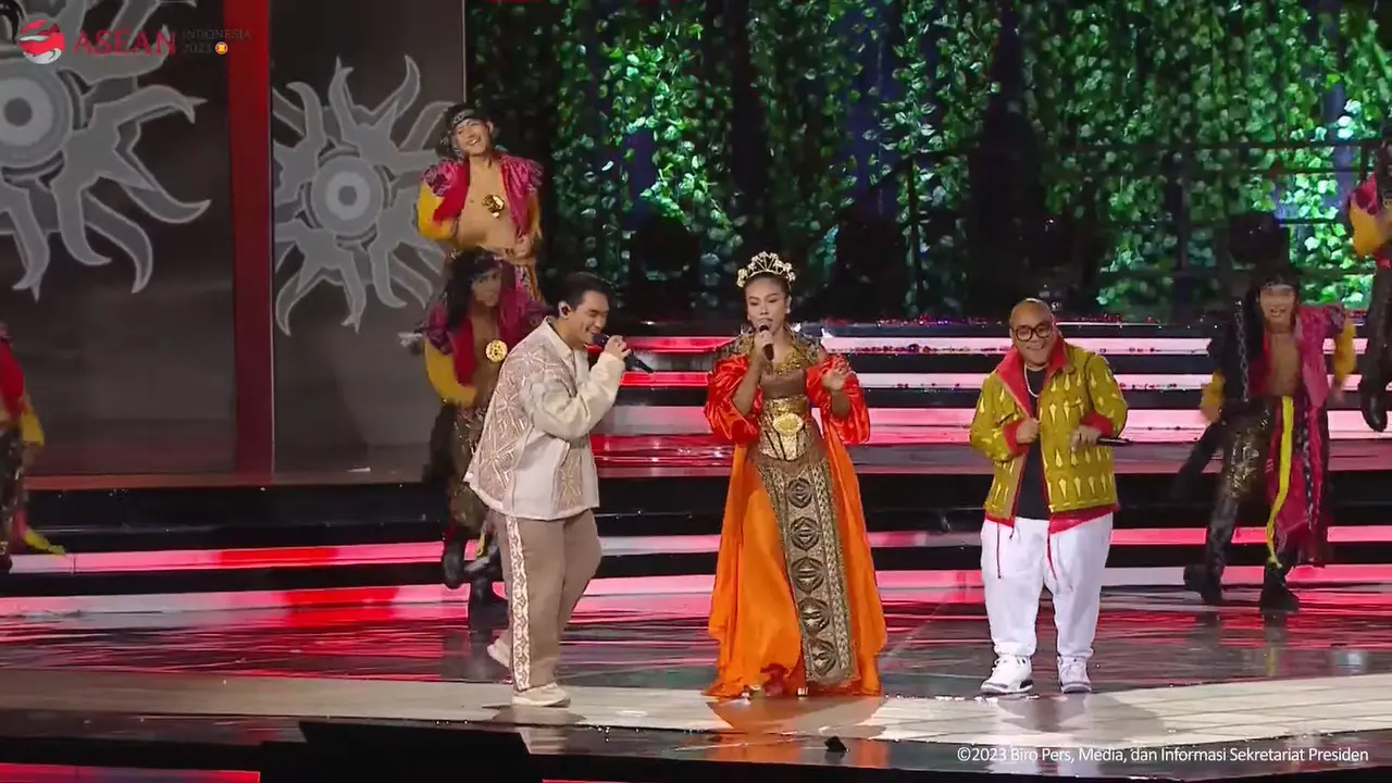 Lagu Rasa Sayange Dibawakan dengan Sangat Apik oleh Afgan, Yura Yunita, dan Saykoji dari Atas Panggung Gala Dinner KTT ASEAN di Depan Para Kepala Negara Termasuk PM Malaysia