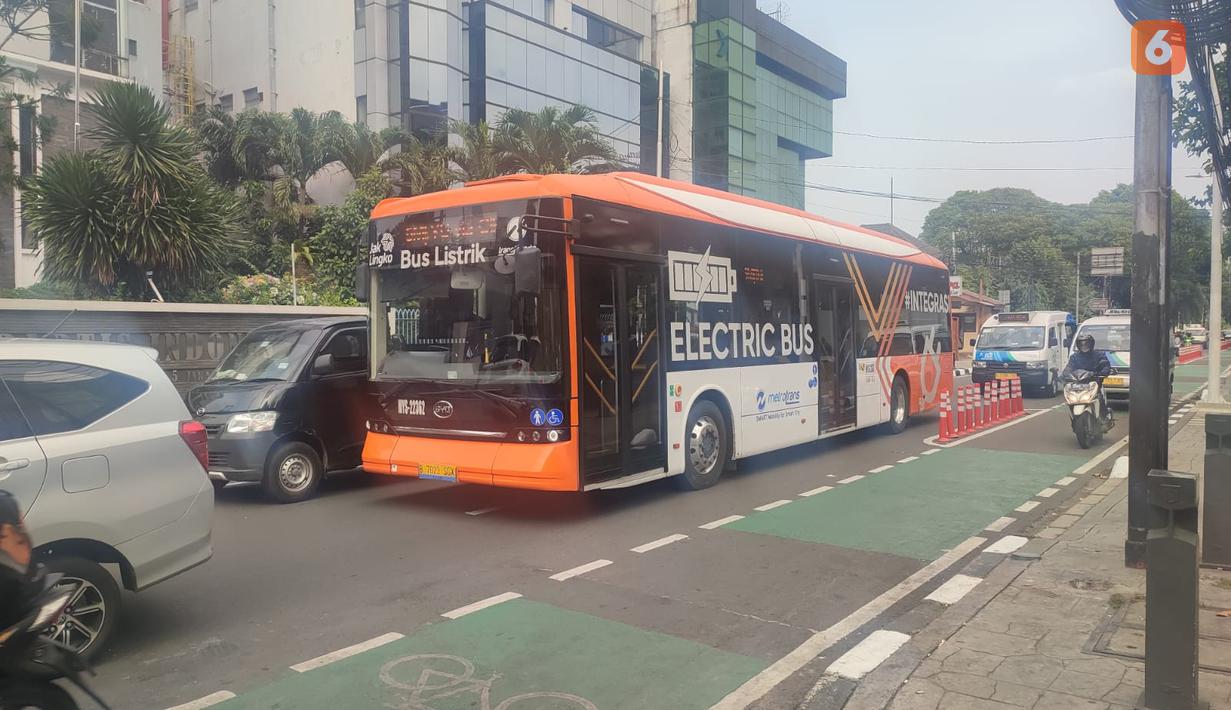 Bus listrik berjenis BYD B12 ini merupakan salah satu armada terbaru dari Transjakarta yang beroperasi sebagai bus Metro Trans. Bus ini menggunakan sasis BYD K9 yang dilengkapi dengan motor listrik berjenis AC Synchronous Motor yang mampu menghasilkan tenaga hingga 300kW (402Hp) dengan torsi mencapai 1.100 Nm.