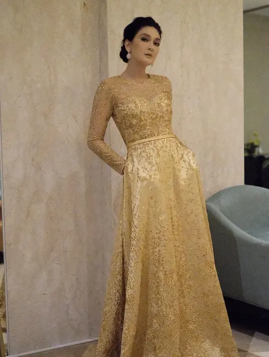 Nah, ini dia penampilan glamor dari Luna Maya. Long dress berwarna gold yang dipakai Luna saat OOTD ini sangat pas melekat di tubuhnya. Terlebih dengan warna kulitnya yang eksotis dan sangat menyatu dengan warna bajunya ini. (Instagram/lunamaya)
