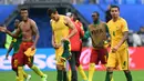 Para pemain Australia dan Kamerun bertukar jersey usai laga grup B Piala Konfederasi 2017 di Saint Petersburg Stadium, (22/6/2017). Australia dan Kamerun bermain imbang 1-1. (AFP/Kirill Kudryavtsev)