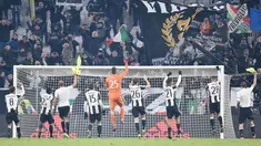 Para  Juventus merayakan kemenangan atas Bologa pada lanjutan Serie A di Juventus Stadium, Turin, (8/1/2017). Juventus menang 3-0. (EPA/Di Marco)