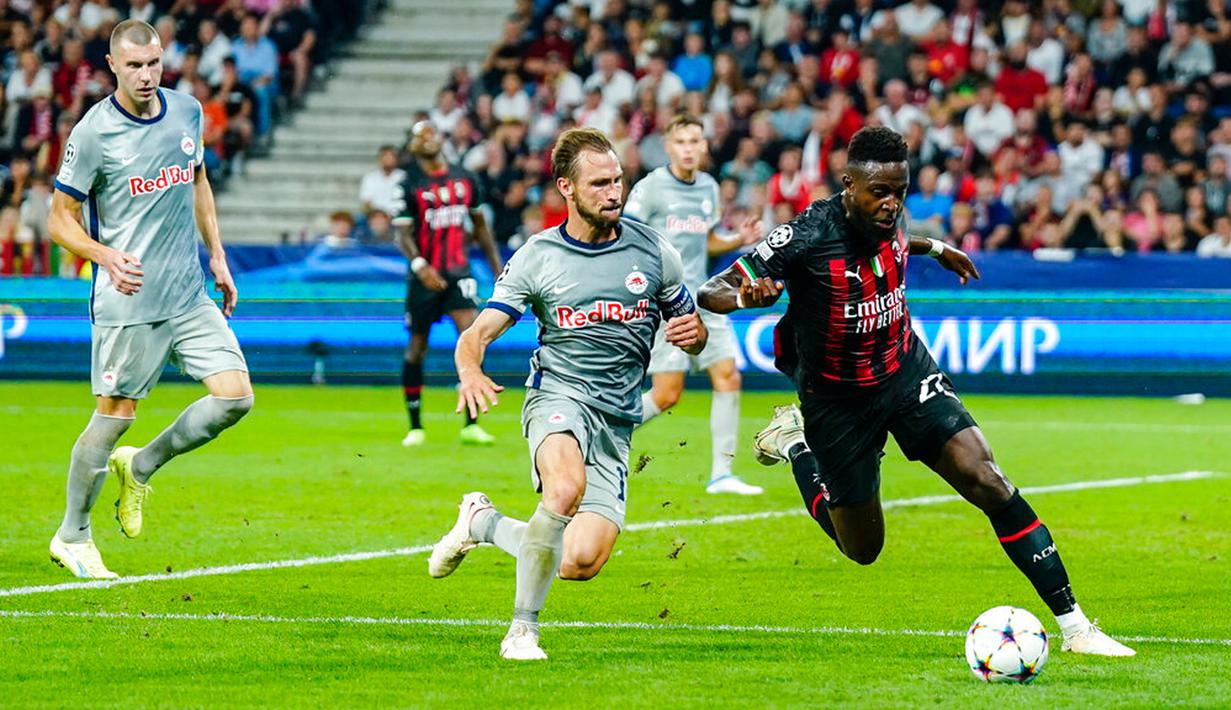 Pemain AC Milan Divock Origi (kanan) berebut bola dengan pemain RB Salzburg Andreas Ulmer pada pertandingan sepak bola Grup E Liga Champions di Stadion Salzburg, Salzburg, Austria, 6 September 2022. Pertandingan berakhir imbang 1-1. (AP Photo/Florian Schrotter)