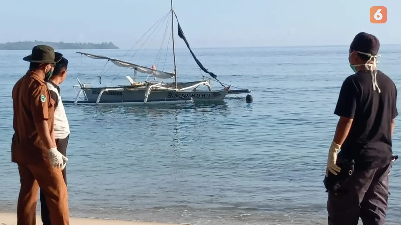 Petugas kesehatan dan polisi di Tolitoli saat mendatangi perahu warga Filipina.