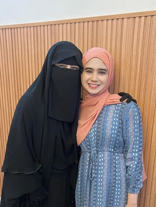 Tissa Biani juga hadir mengenakan kerudung warna orange yang dipadukan dengan gamis warna biru bermotif. [@tissabiani]
