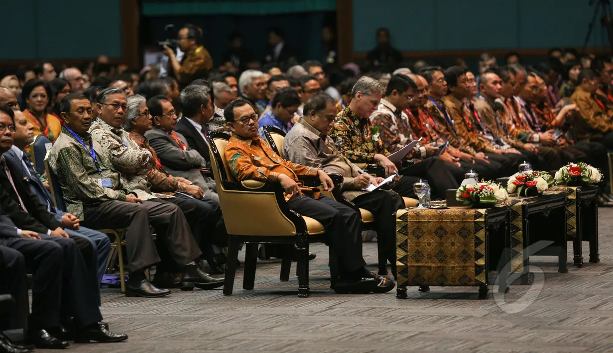Menteri ESDM Sudirman Said (kiri) dan Menko Kemaritiman Indroyono Soesilo (kedua kiri) saat menghadiri pembukaan The Indonesian Petroleum Association Convention and Exhibition (IPA Convex) ke-39 di JCC Senayan, Rabu (20/5). (Liputan6.com/Faizal Fanani)