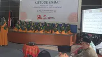 Para napi wanita menjalani imtihan sebelum resmi diwisuda sebagai guru alquran di aula Lapas Klas II A Malang (Liputan6.com/Zainul Arifin)