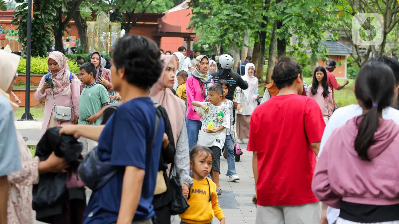 Libur Panjang Perayaan Waisak 2025, TMII Jakarta Diserbu Puluhan Ribu Pengunjung