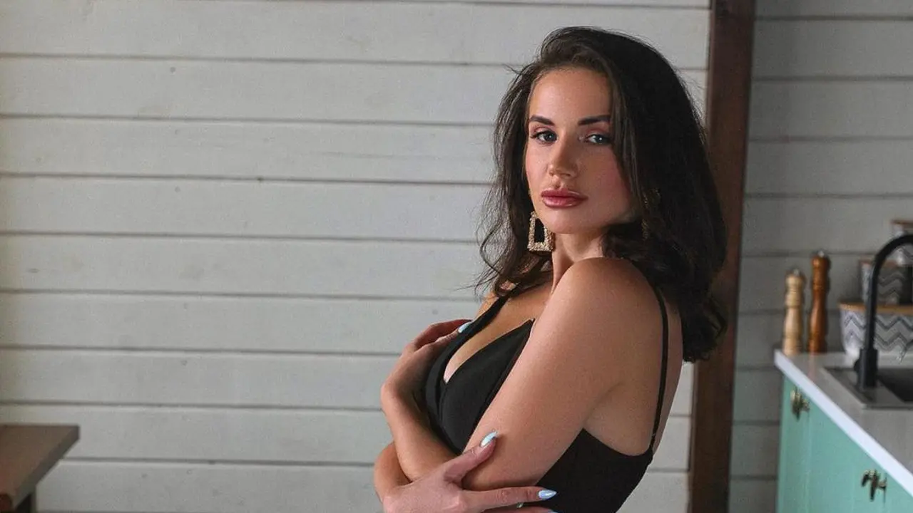 Sosok Model Ukraina yang Berulah dengan Foto Telanjang di Balkon Gedung di Dubai