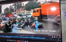 CCTV Rekam Detik-detik Truk Tabrak Minibus dan Motor di Lampung